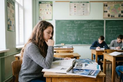 Jeune fille pensant à ses livres à l'école